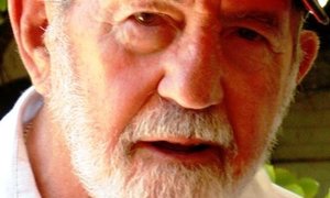 Bekende skrywer skenk boeke